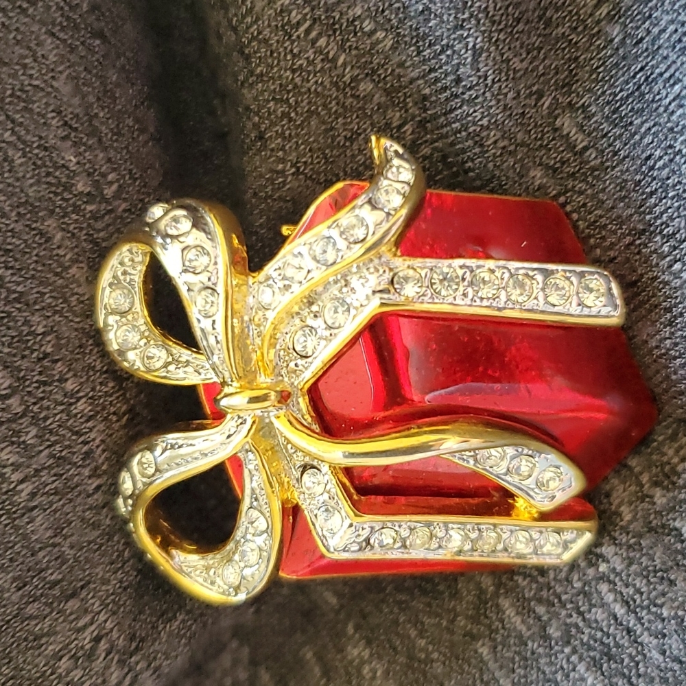 Christmas gift box pin